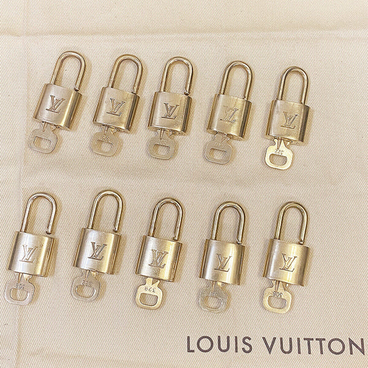 AUTHENTIC LOUIS VUITTON LV 10 SET PADLOCK KEY CHARM CADENA GOLD FRANCE 80BS965