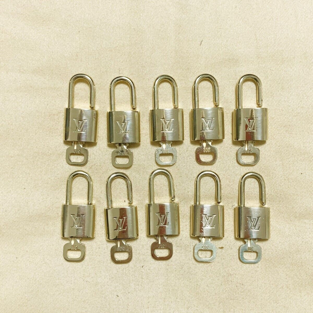 LOUIS VUITTON LV 10 SET PADLOCK KEY BAG CHARM CADENA GOLD PLATED FRANCE 37PDA077