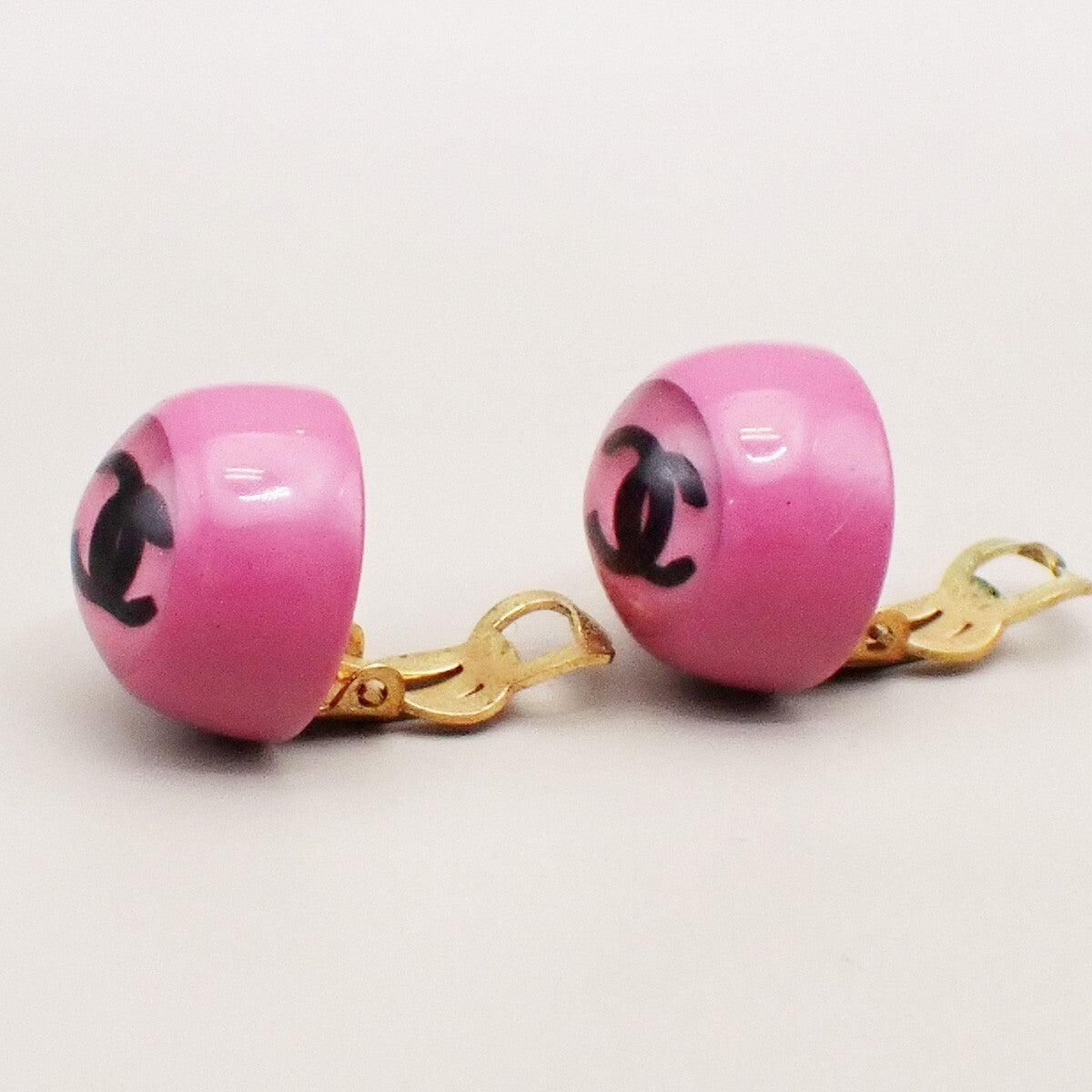 CHANEL CC Logo Button Earrings 01P Clip-On Plastic Pink GHW Vintage 33RK796