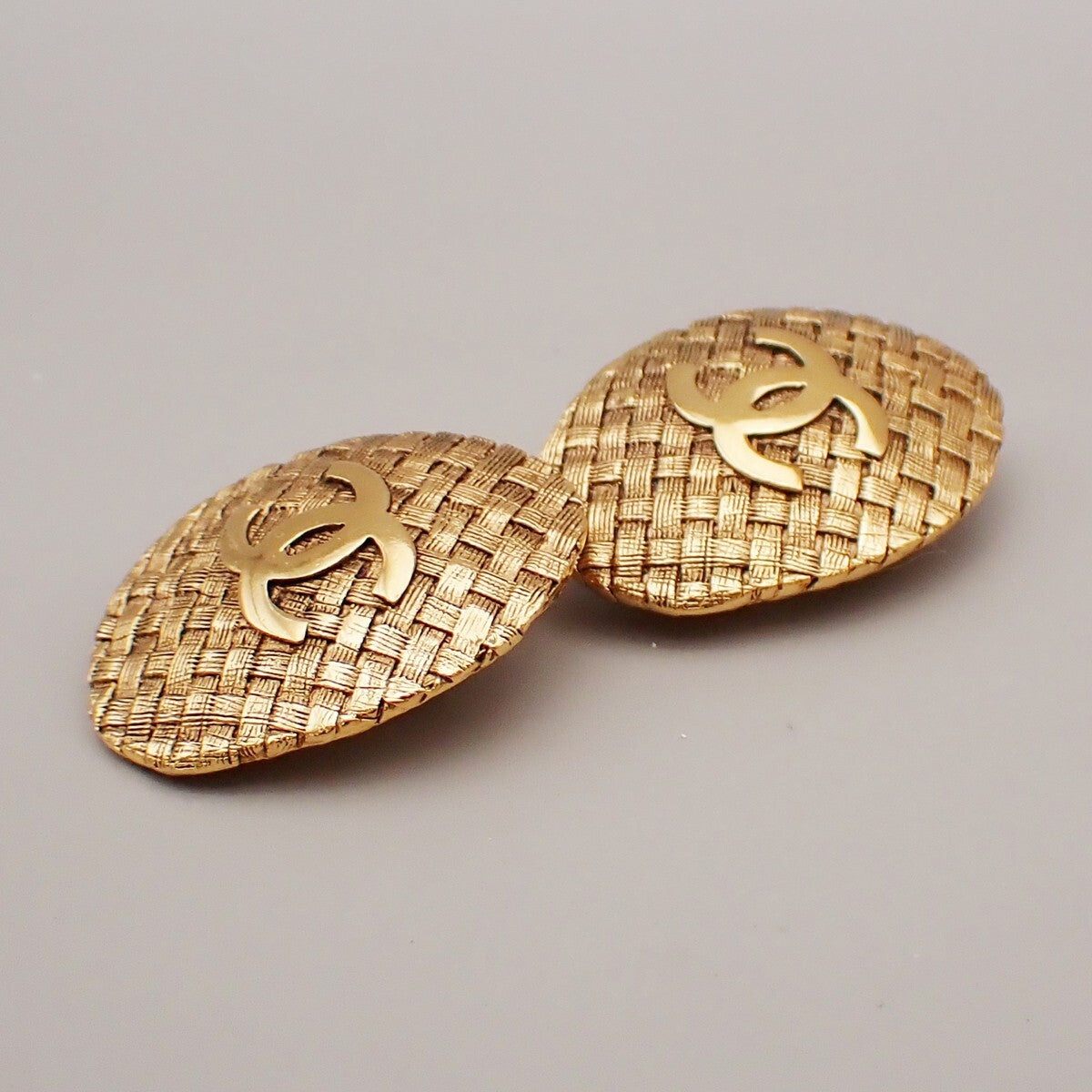 CHANEL CC Logo Oval Button Earrings 29 Clip-On Gold GHW France Vintage 83RL104