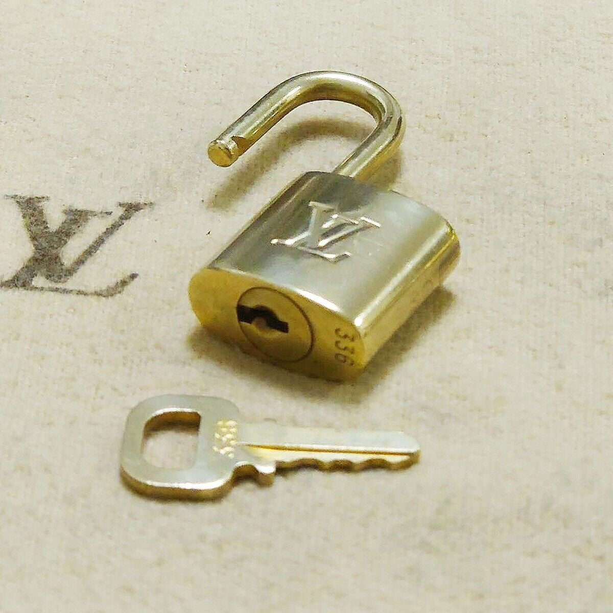 LOUIS VUITTON LV 10 SET PADLOCK KEY BAG CHARM CADENA GOLD PLATED FRANCE 37HA151