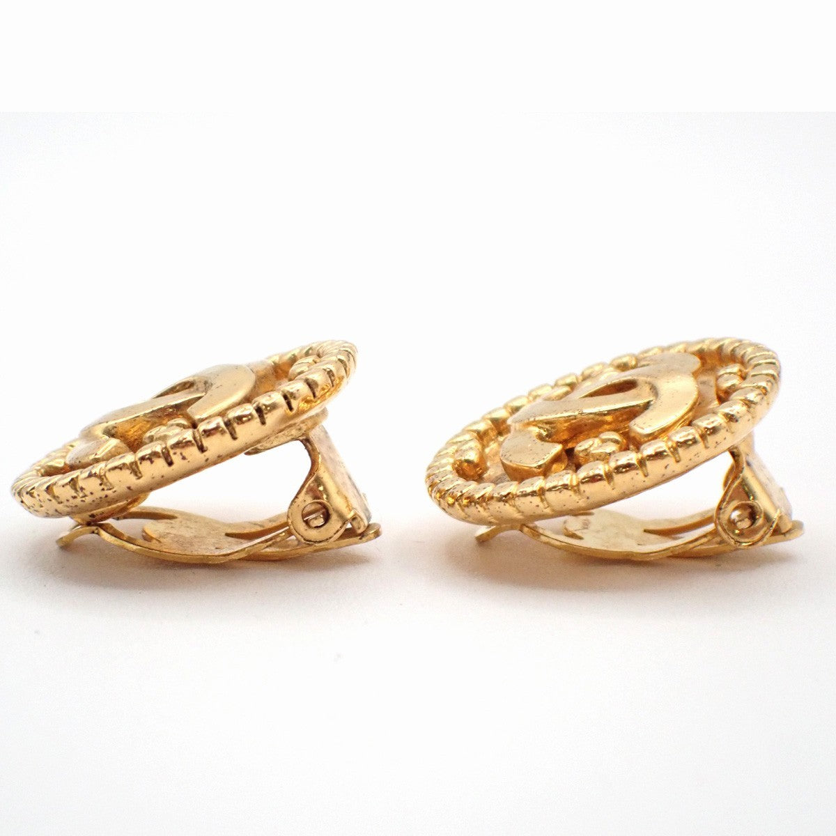 CHANEL CC Logo Round Button Earrings 96A Clip-On Gold France Vintage 39RL906