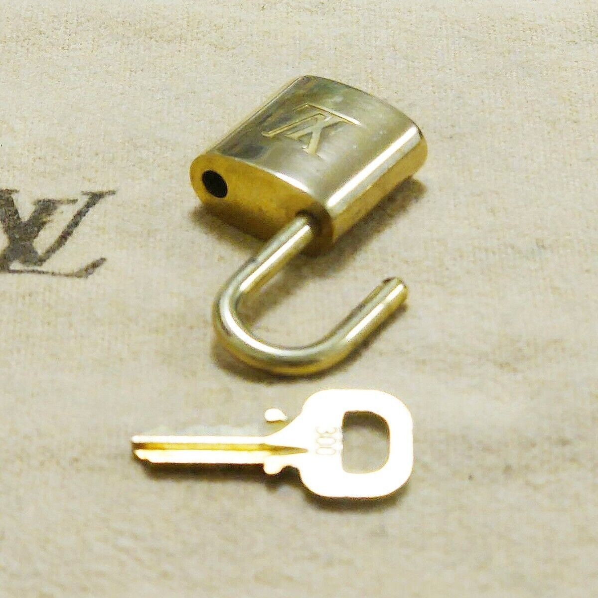 LOUIS VUITTON LV 10 SET PADLOCK KEY BAG CHARM CADENA GOLD PLATED FRANCE 37HA130