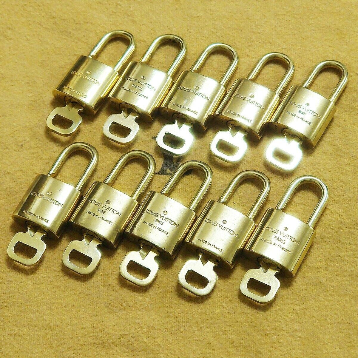 LOUIS VUITTON LV 10 SET PADLOCK KEY BAG CHARM CADENA GOLD PLATED FRANCE 35HA103