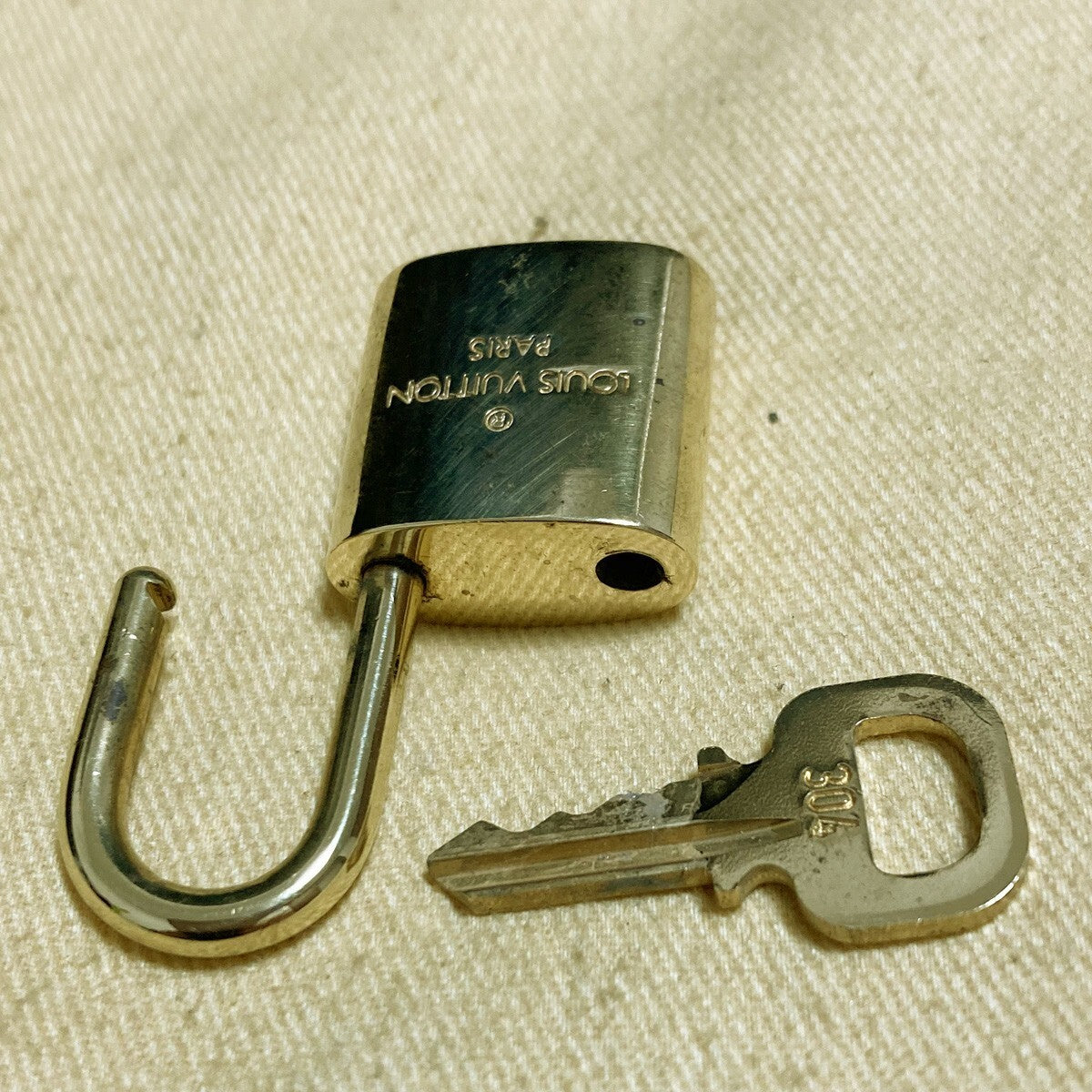 LOUIS VUITTON LV 10 SET PADLOCK KEY CHARM CADENA GOLD-PLATED FRANCE 62PDA207