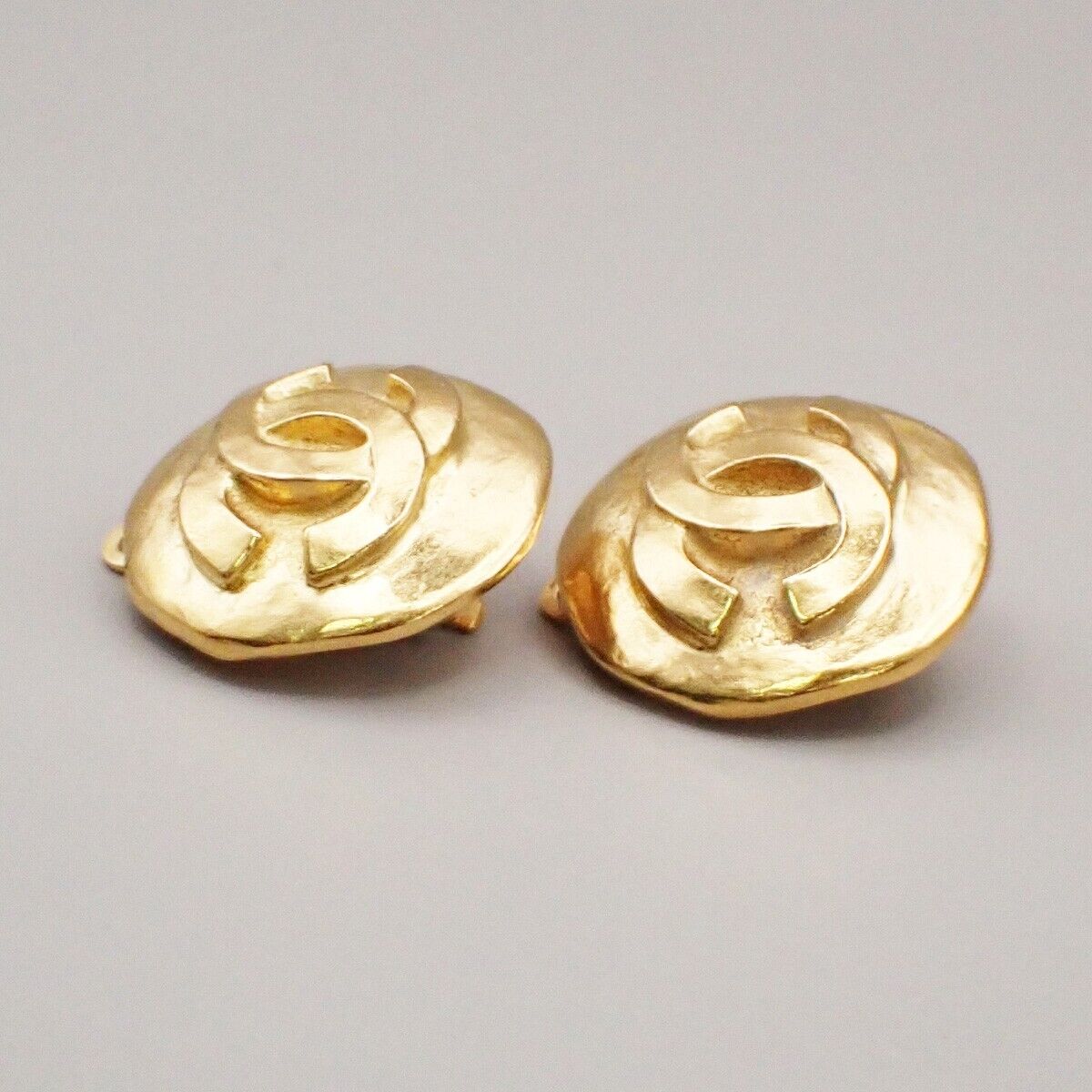CHANEL CC Logo Button Earrings 95A Clip-On Gold France Vintage 34RK706