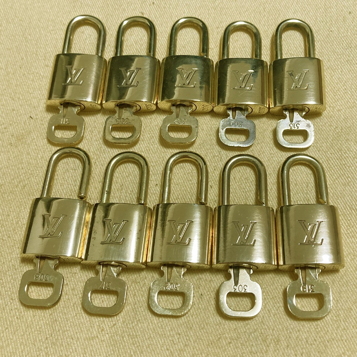 LOUIS VUITTON LV 10 SET PADLOCK KEY CHARM CADENA GOLD-PLATED FRANCE 62PDA250