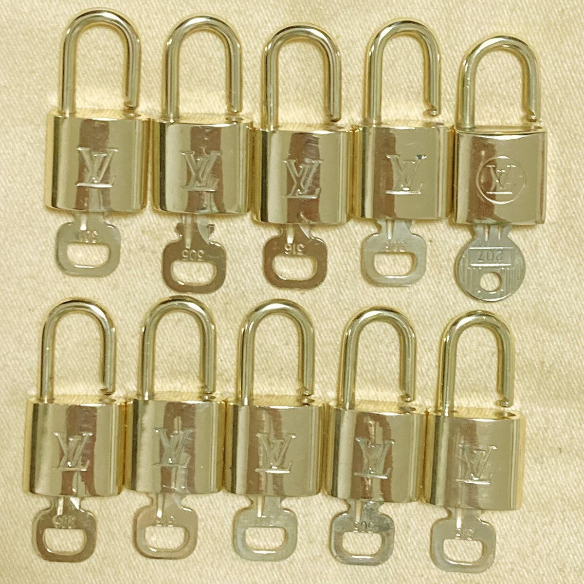 LOUIS VUITTON LV 10 SET PADLOCK KEY CHARM CADENA GOLD-PLATED FRANCE 37PDA208