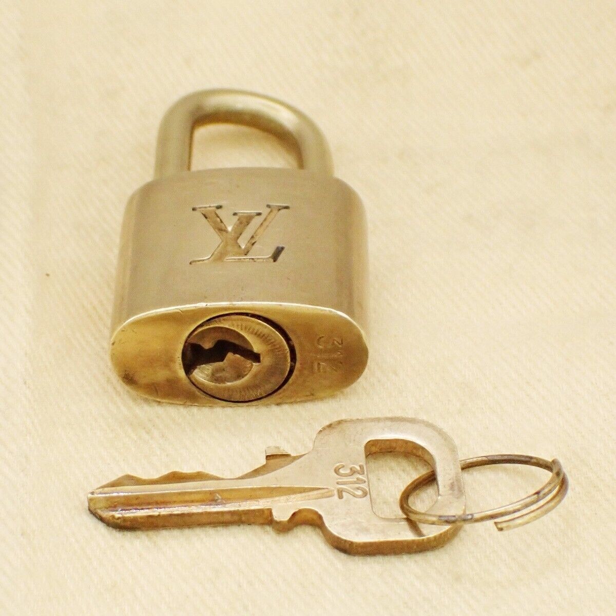 LOUIS VUITTON LV 10 SET PADLOCK KEY BAG CHARM CADENA GOLD PLATED FRANCE 39EB382