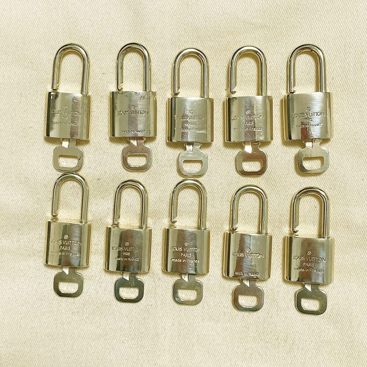 LOUIS VUITTON LV 10 SET PADLOCK KEY BAG CHARM CADENA GOLD PLATED FRANCE 80PDA088