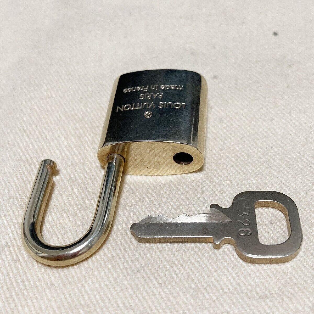 LOUIS VUITTON LV 10 SET PADLOCK KEY BAG CHARM CADENA GOLD PLATED FRANCE 35PDA007