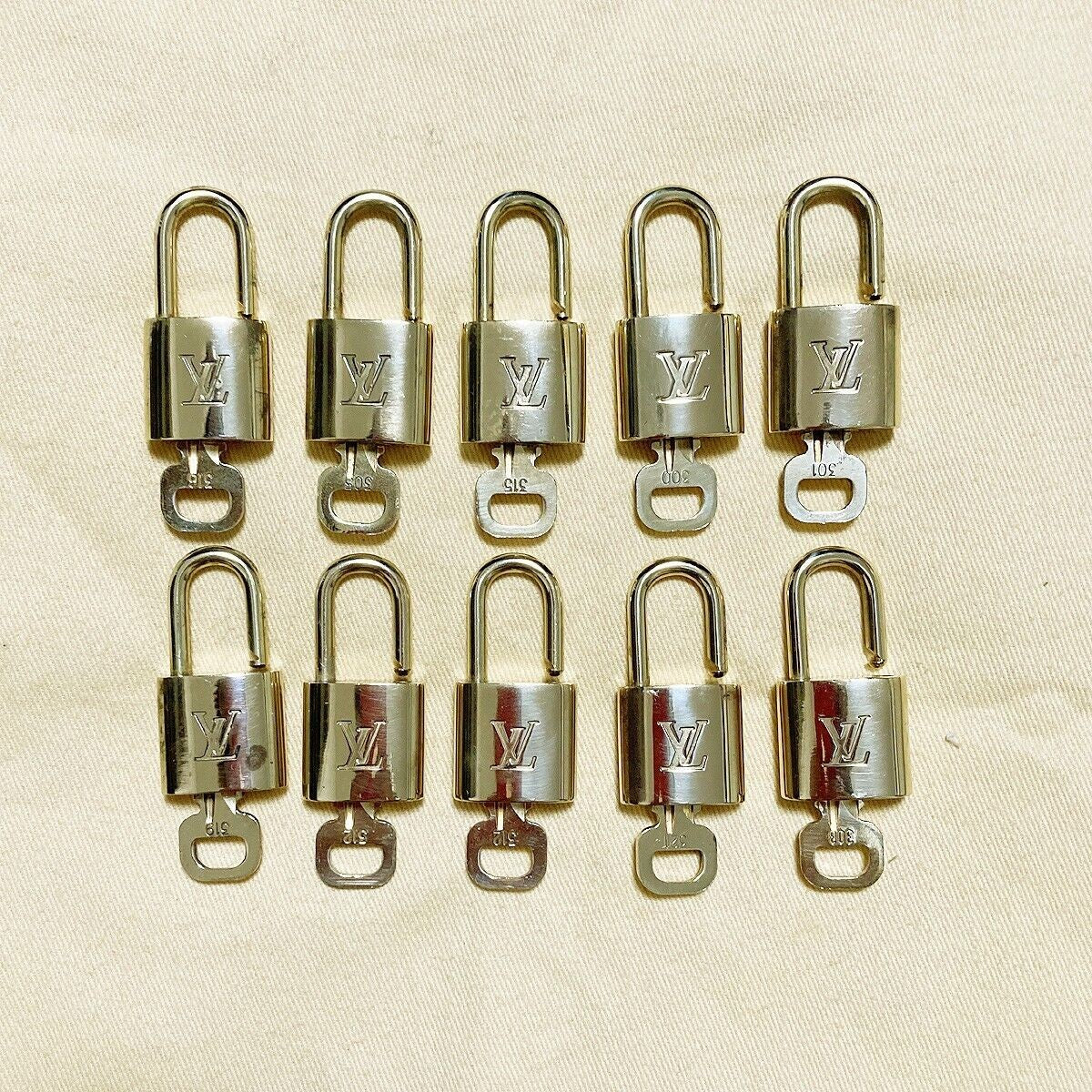 LOUIS VUITTON LV 10 SET PADLOCK KEY BAG CHARM CADENA GOLD PLATED FRANCE 62PDA034