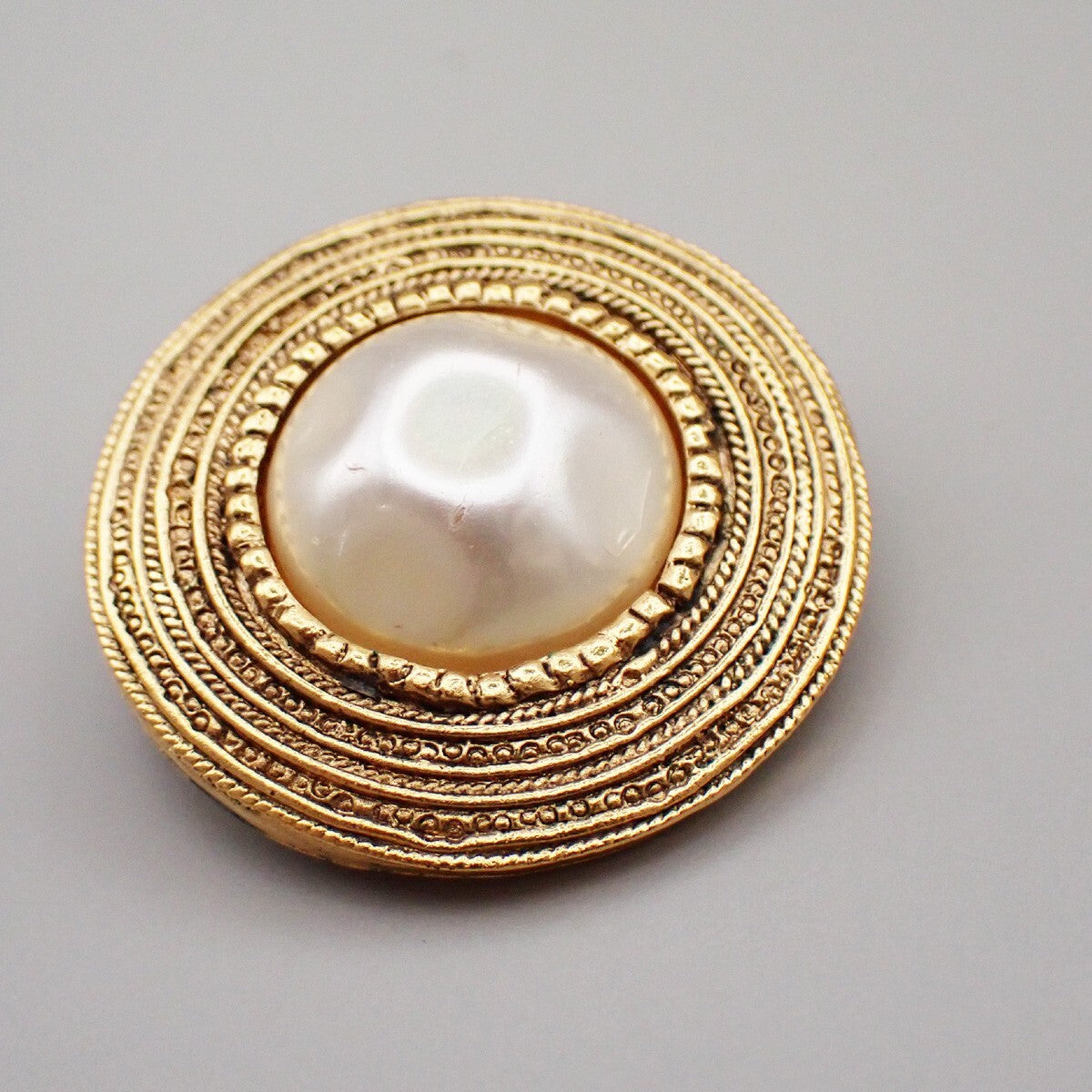 CHANEL Logo Imitation Pearl Round Button Earrings Clip-On GHW Vintage 64RK810