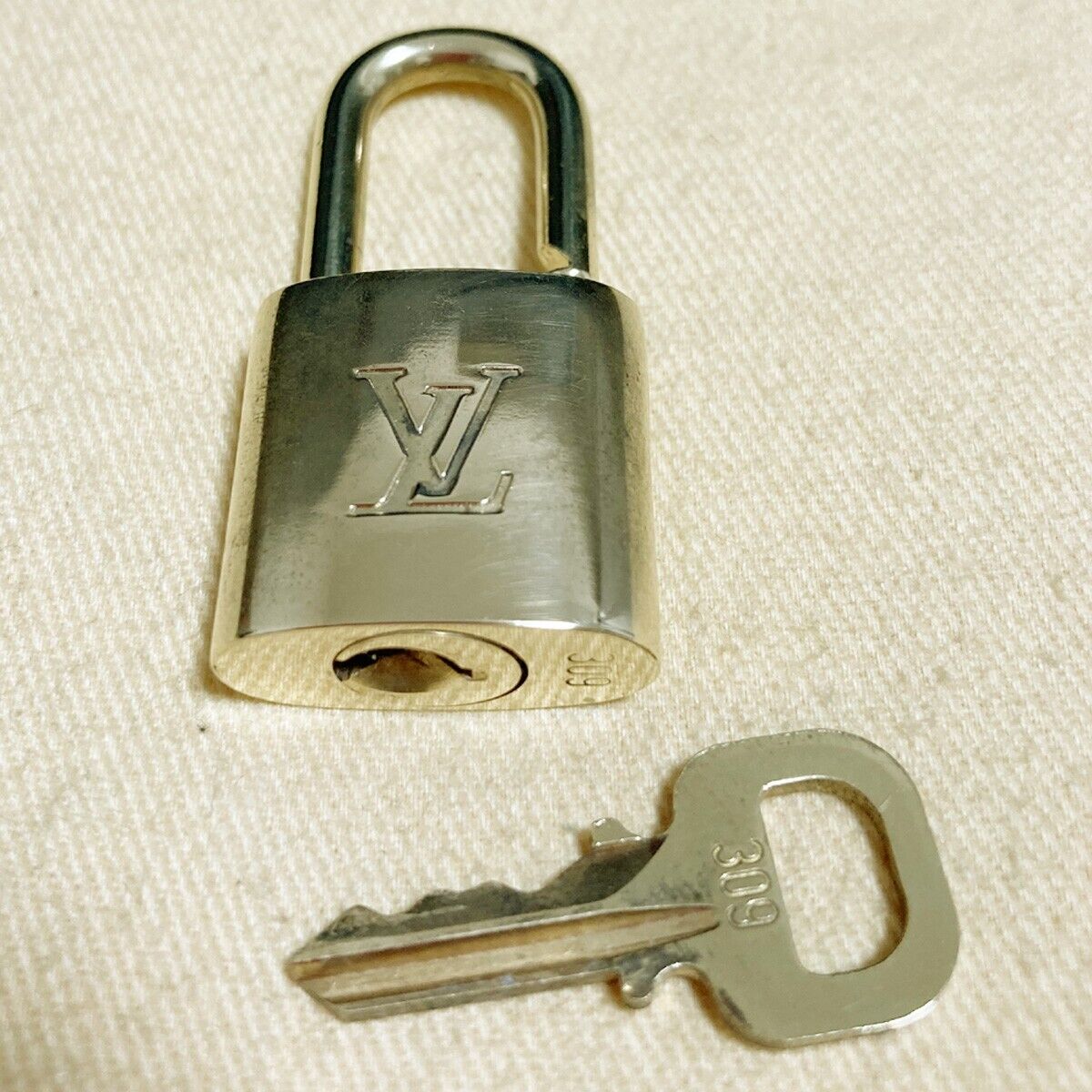 LOUIS VUITTON LV 10 SET PADLOCK KEY BAG CHARM CADENA GOLD PLATED FRANCE 39PDA095