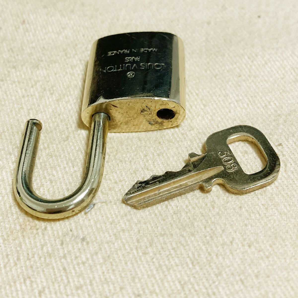 LOUIS VUITTON LV 10 SET PADLOCK KEY CHARM CADENA GOLD-PLATED FRANCE 37PDA203