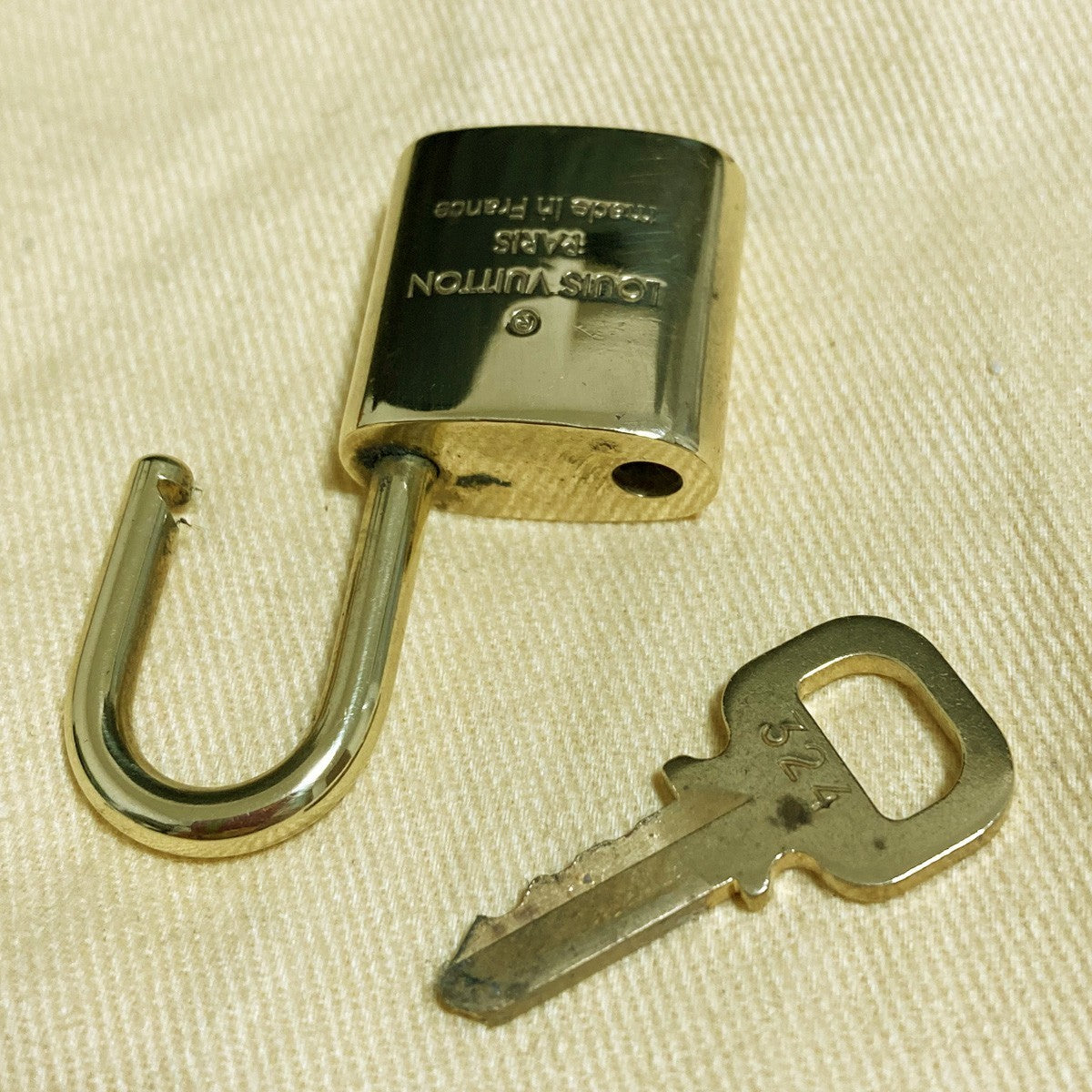 LOUIS VUITTON LV 10 SET PADLOCK KEY CHARM CADENA GOLD-PLATED FRANCE 37PDA279