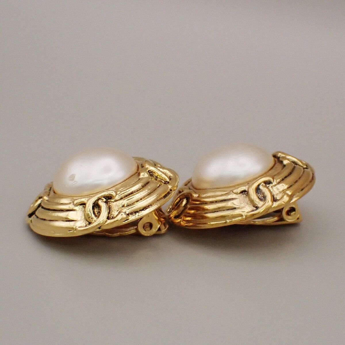 CHANEL CC Imitation Pearl Round Button Earrings 94P Clip-On Gold-Plated 33RK234