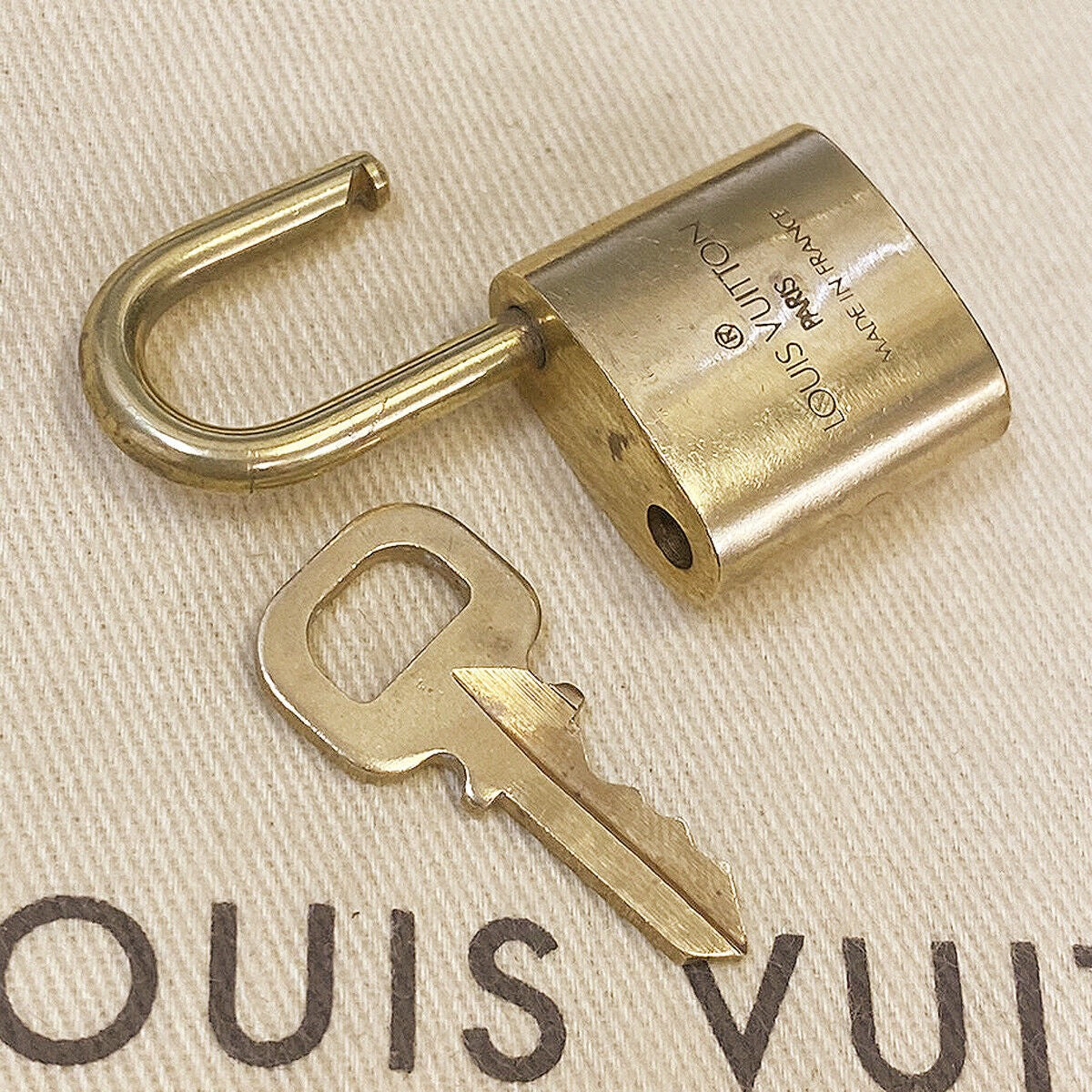 AUTHENTIC LOUIS VUITTON LV 10 SET PADLOCK KEY CHARM CADENA GOLD FRANCE 80BS965