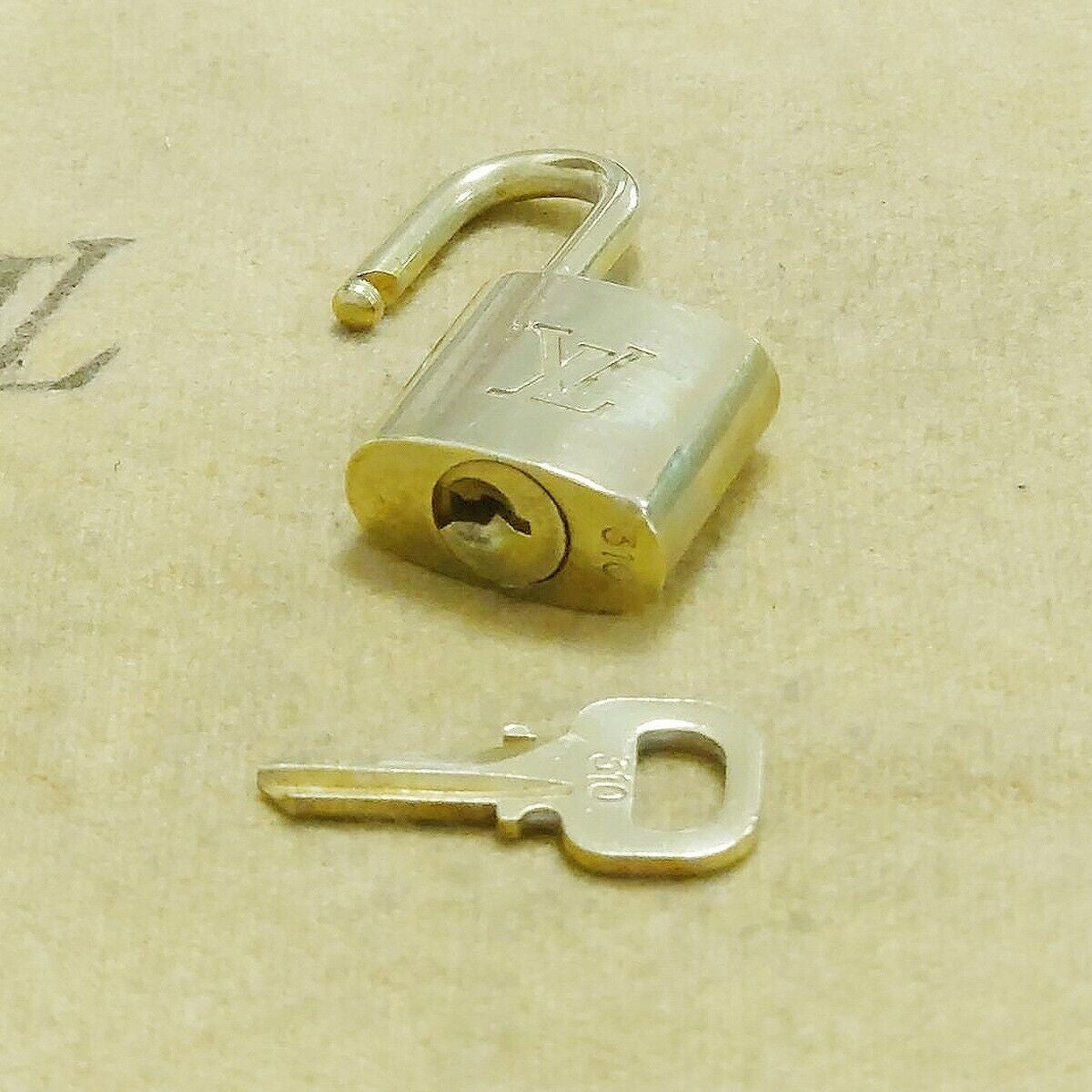 LOUIS VUITTON LV 10 SET PADLOCK KEY BAG CHARM CADENA GOLD PLATED FRANCE 35HA098