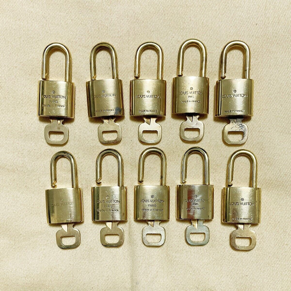 LOUIS VUITTON LV 10 SET PADLOCK KEY BAG CHARM CADENA GOLD PLATED FRANCE 37PDA064