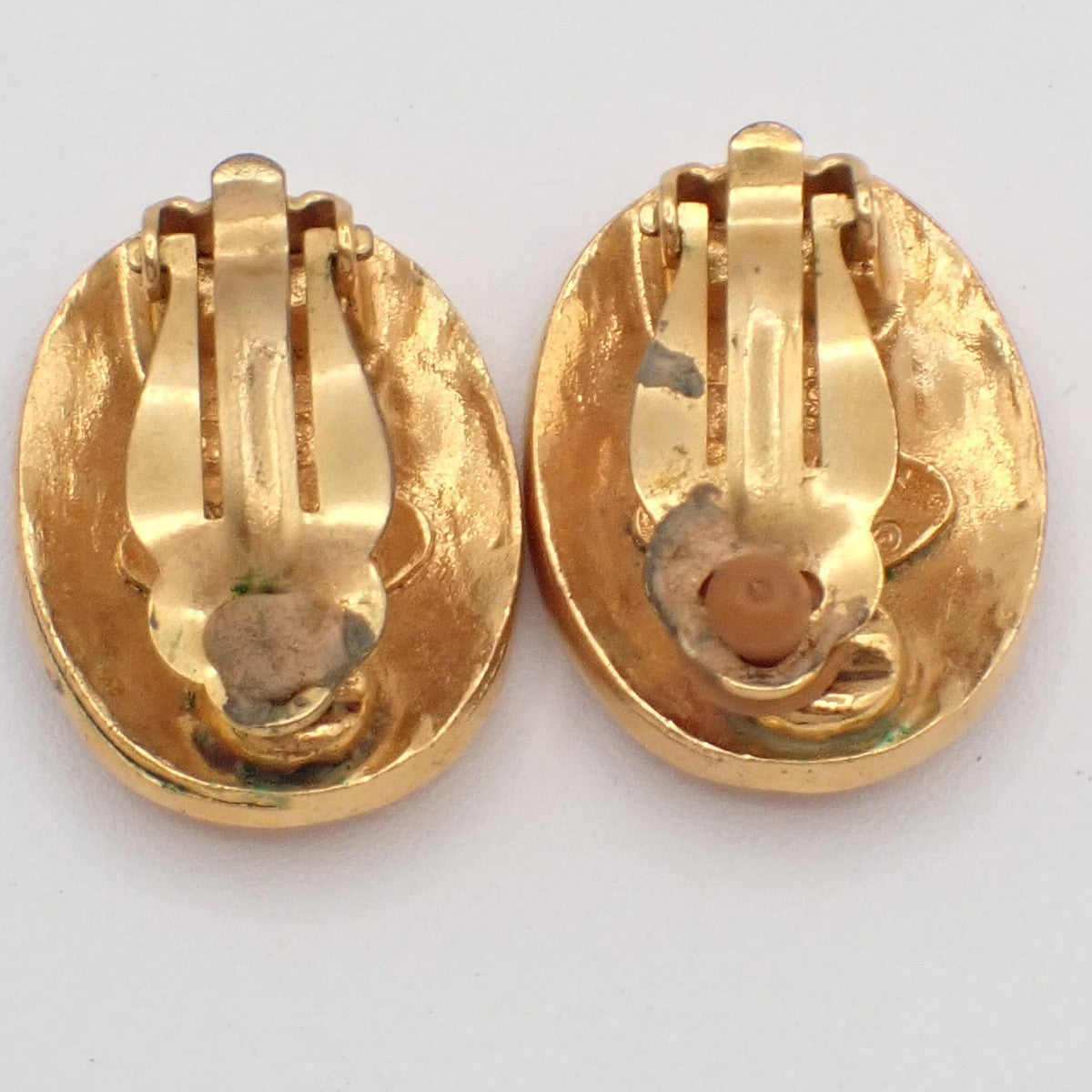CHANEL CC Logo Oval Button Earrings Clip-On 28 Gold-Plated Vintage 83RF751