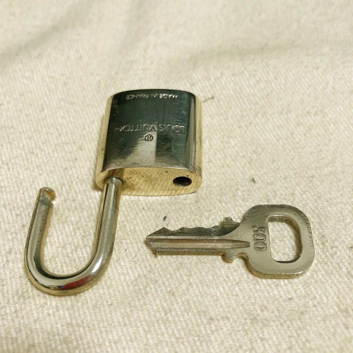 LOUIS VUITTON LV 10 SET PADLOCK KEY BAG CHARM CADENA GOLD PLATED FRANCE 37PDA079