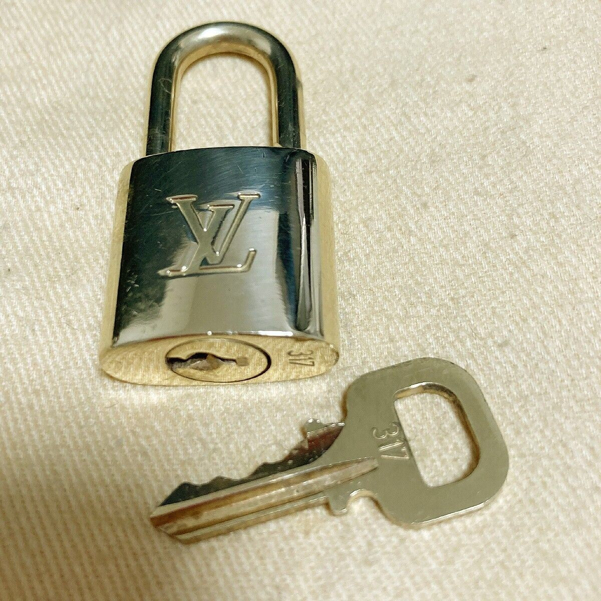 LOUIS VUITTON LV 10 SET PADLOCK KEY BAG CHARM CADENA GOLD PLATED FRANCE 62PDA084