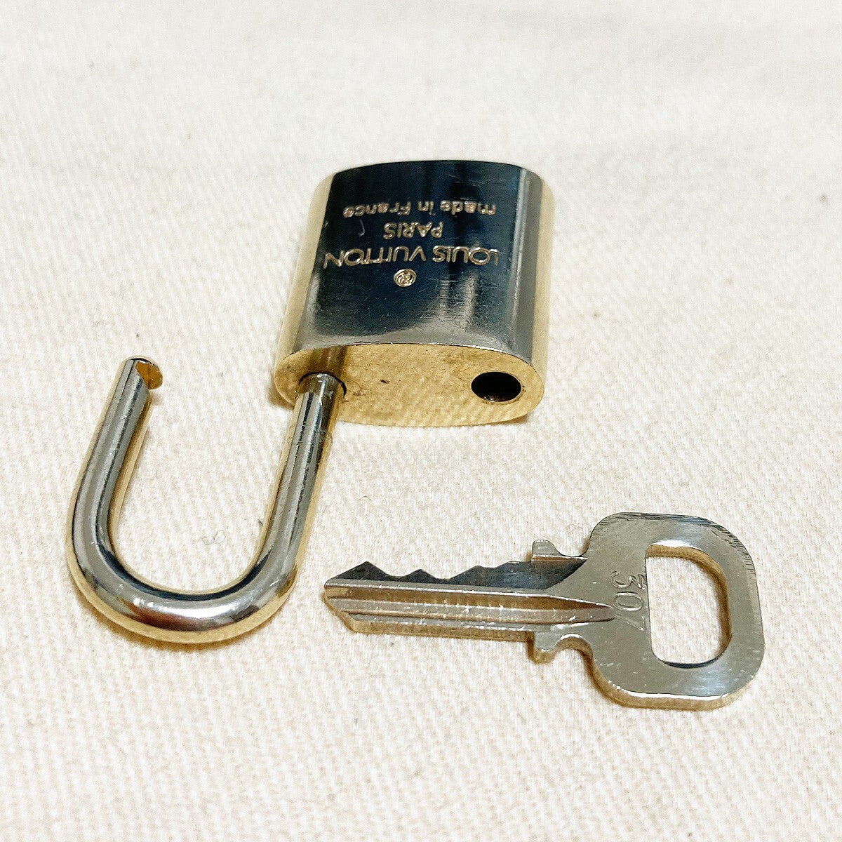 LOUIS VUITTON LV 10 SET PADLOCK KEY BAG CHARM CADENA GOLD PLATED FRANCE 35PDA027