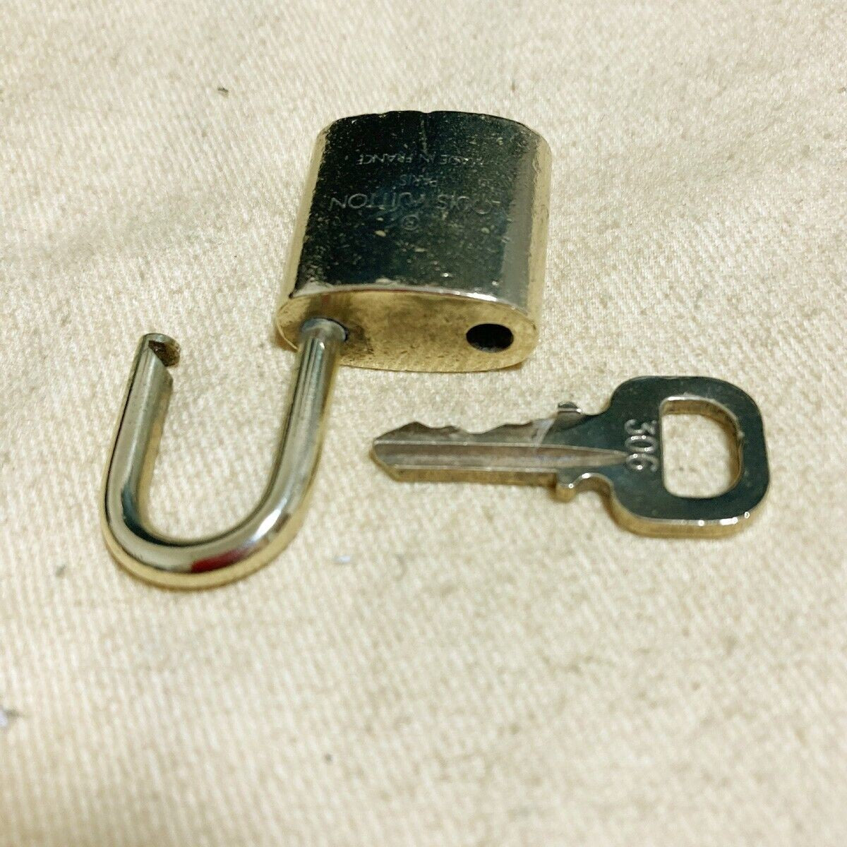 LOUIS VUITTON LV 10 SET PADLOCK KEY CHARM CADENA GOLD-PLATED FRANCE 61PDA174