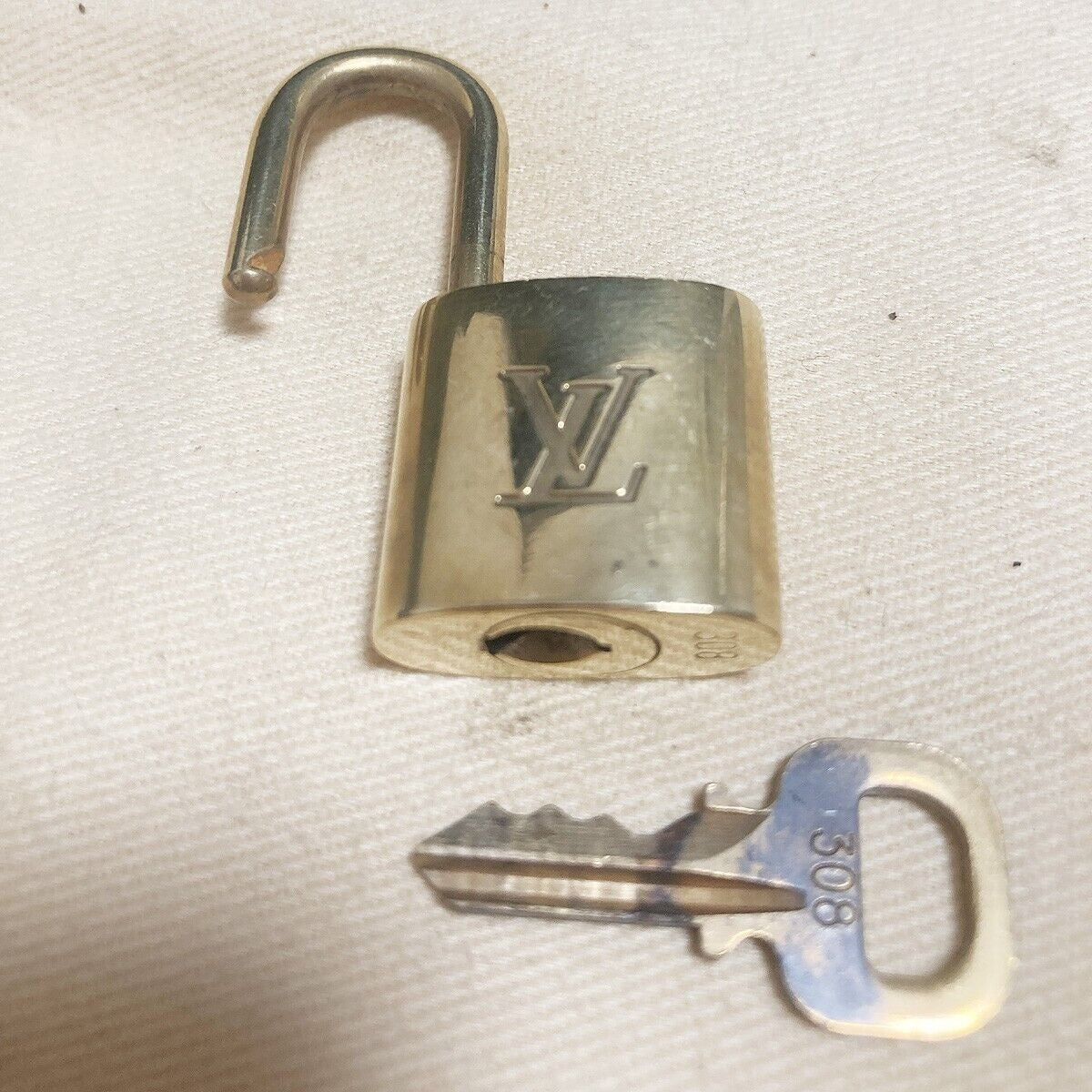 LOUIS VUITTON LV 10 SET PADLOCK KEY BAG CHARM CADENA GOLD PLATED FRANCE 35YB037