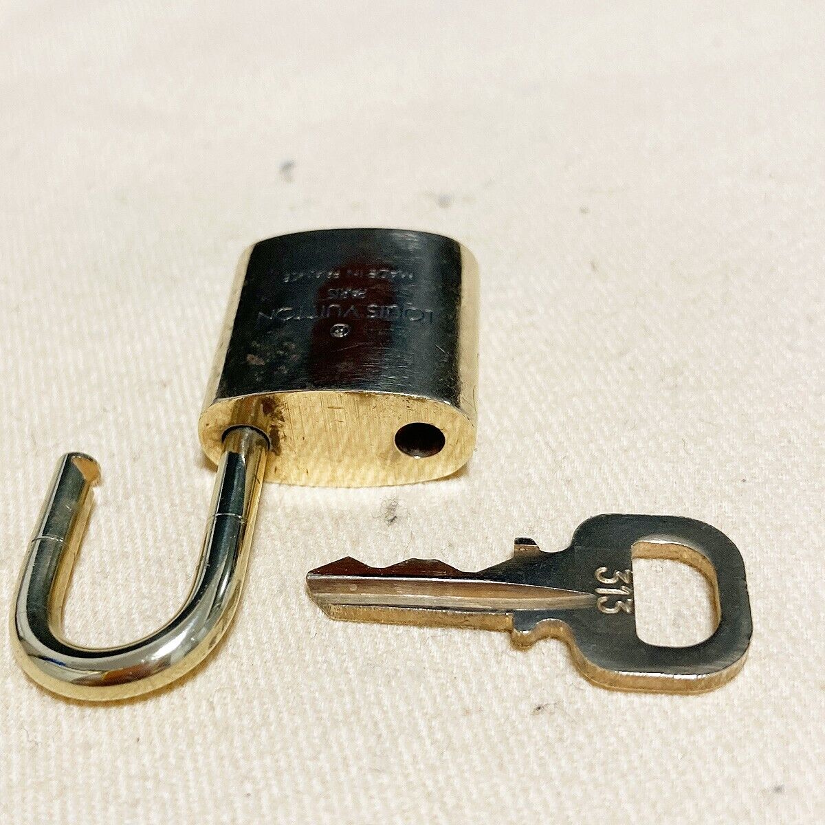 LOUIS VUITTON LV 10 SET PADLOCK KEY BAG CHARM CADENA GOLD PLATED FRANCE 06PDA033