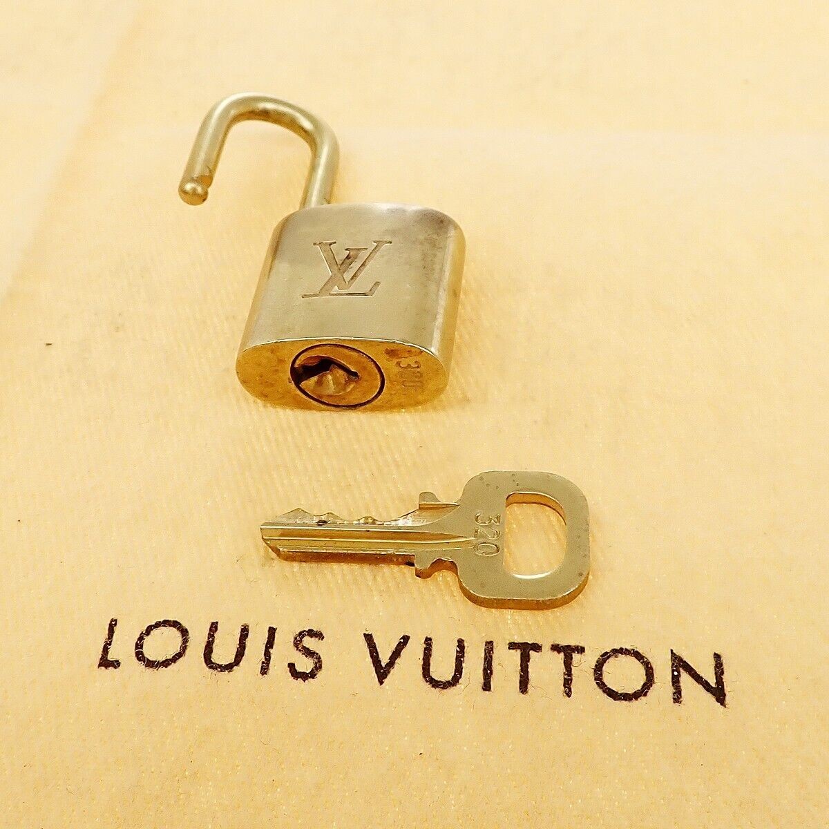 LOUIS VUITTON LV 10 SET PADLOCK KEY BAG CHARM CADENA GOLD PLATED FRANCE 39YE930