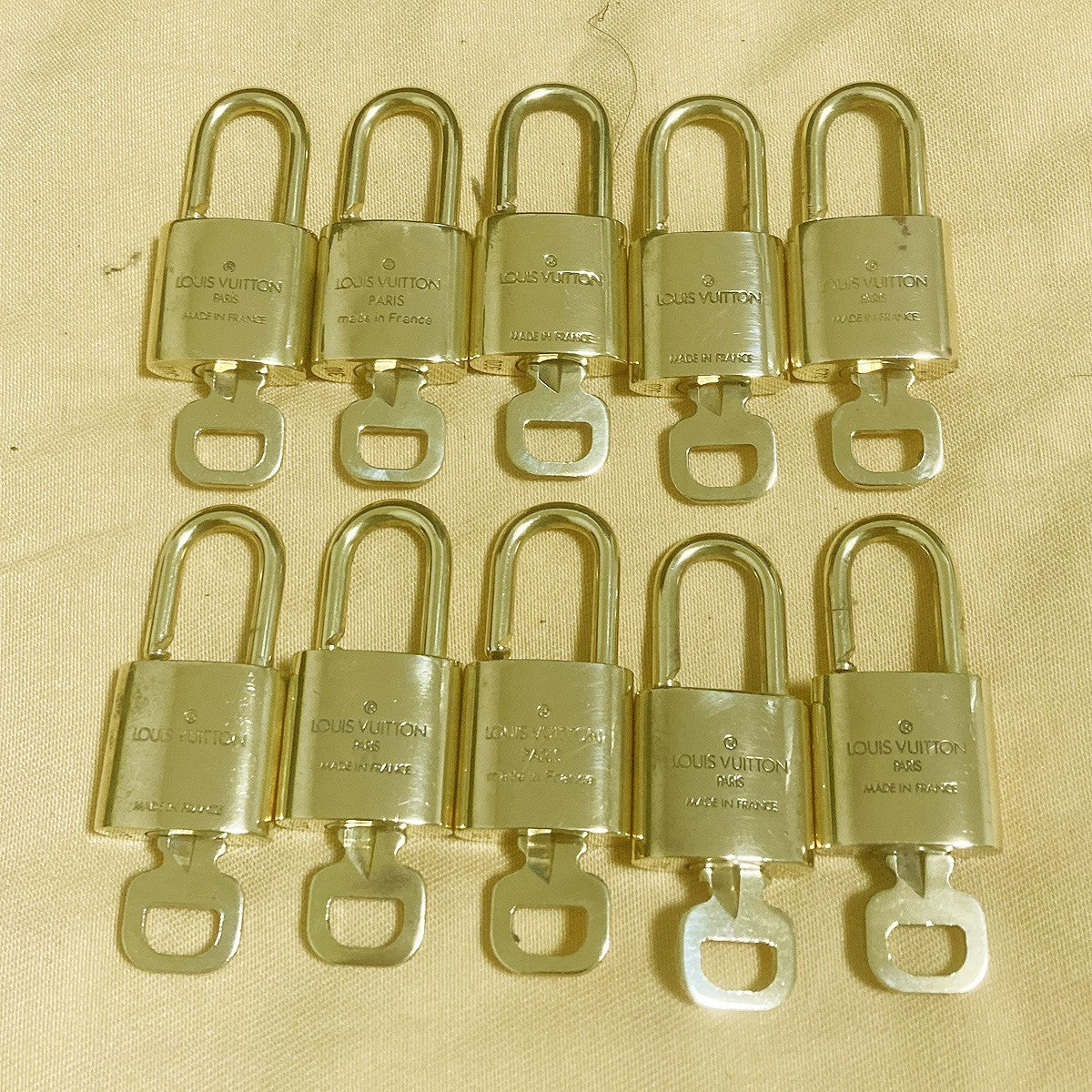 LOUIS VUITTON LV 10 SET PADLOCK KEY CHARM CADENA GOLD-PLATED FRANCE 31PDA315