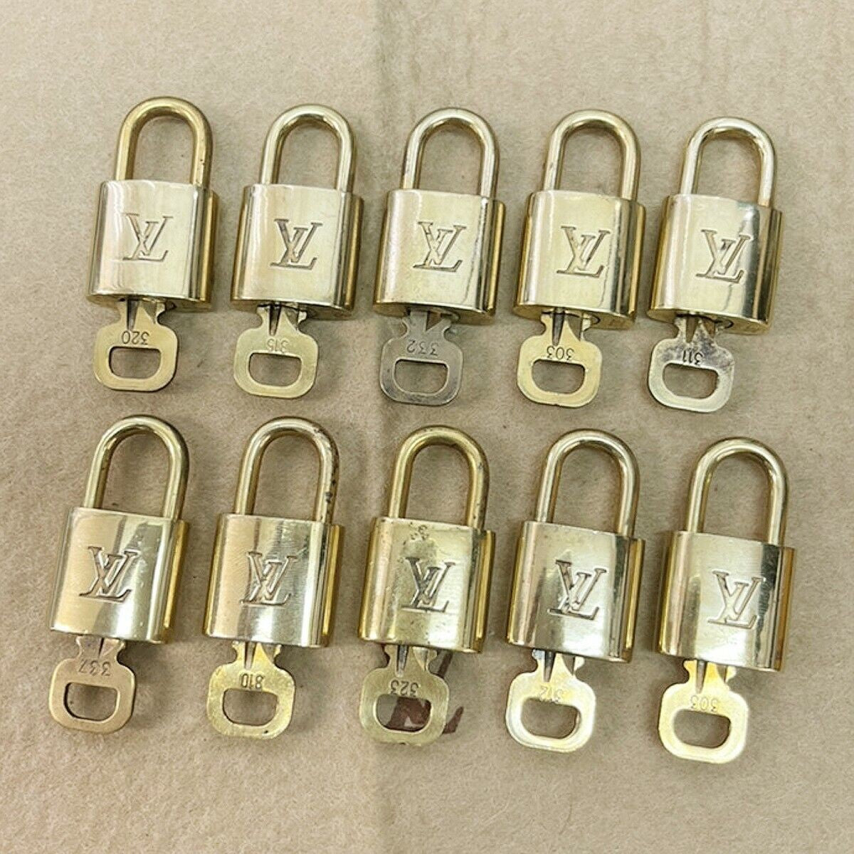LOUIS VUITTON LV 10 SET PADLOCK KEY BAG CHARM CADENA GOLD PLATED FRANCE 35JF651