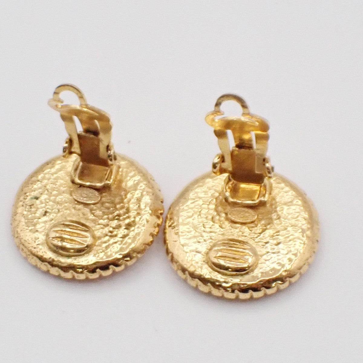 CHANEL CC Logo Round Button Earrings 96A Clip-On Gold France Vintage 39RL906
