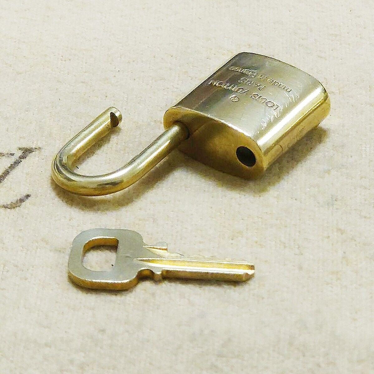 LOUIS VUITTON LV 10 SET PADLOCK KEY BAG CHARM CADENA GOLD PLATED FRANCE 37HA151