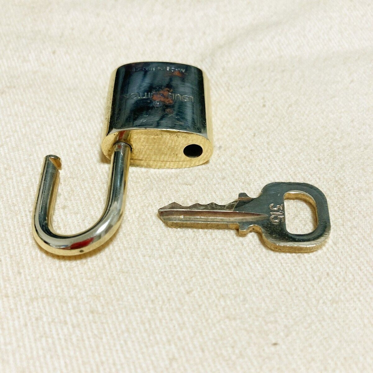 LOUIS VUITTON LV 10 SET PADLOCK KEY CHARM CADENA GOLD-PLATED FRANCE 37PDA112