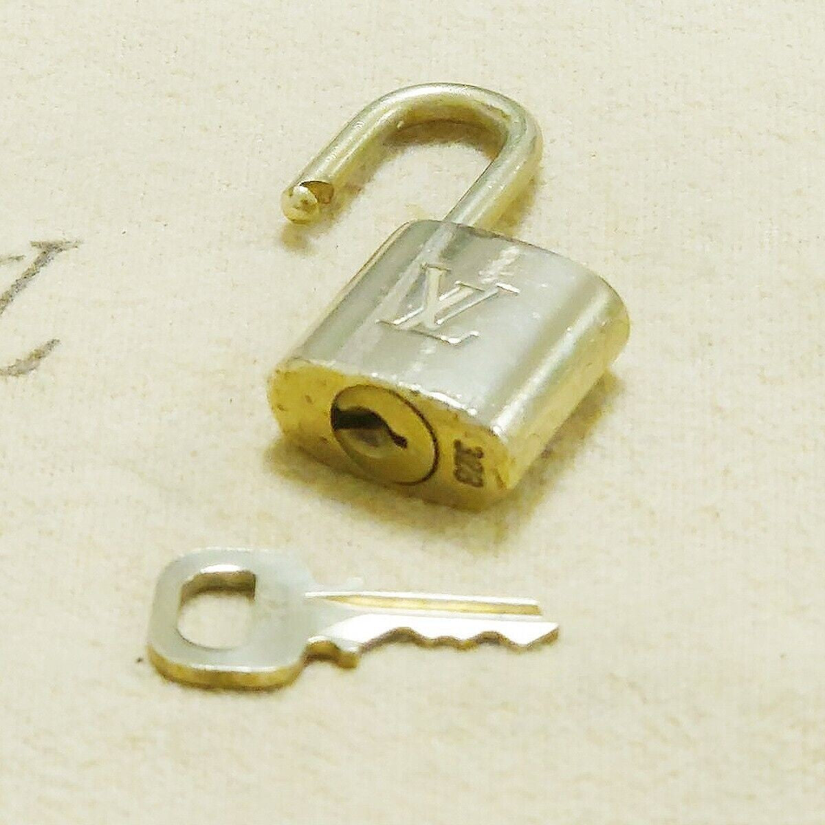 LOUIS VUITTON LV 10 SET PADLOCK KEY BAG CHARM CADENA GOLD PLATED FRANCE 38HA149
