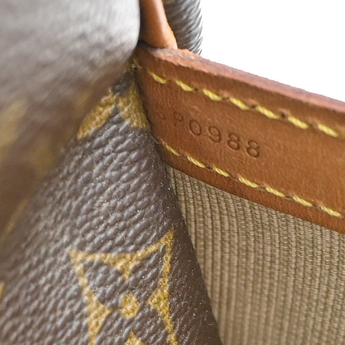 LOUIS VUITTON Reporter GM Crossbody Shoulder Bag Monogram Leather M45252 39KC606
