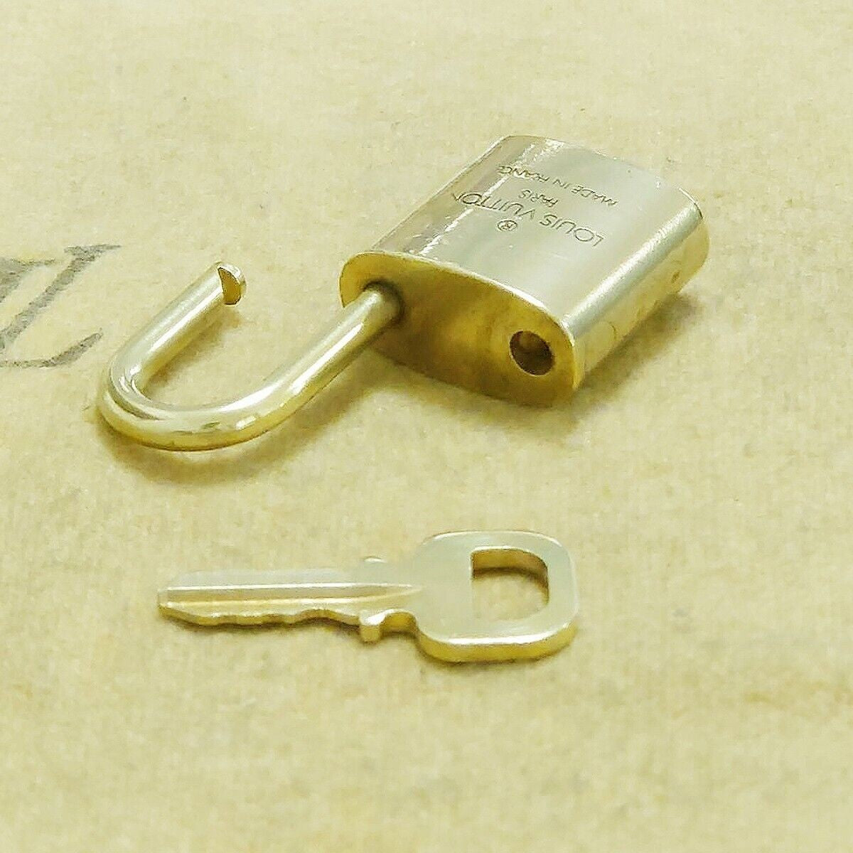 LOUIS VUITTON LV 10 SET PADLOCK KEY BAG CHARM CADENA GOLD PLATED FRANCE 31HA100