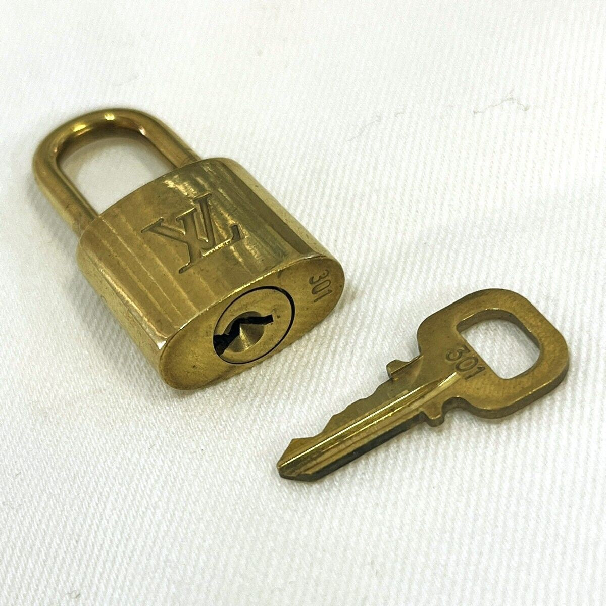 LOUIS VUITTON LV 10 SET PADLOCK KEY BAG CHARM CADENA GOLD PLATED FRANCE 34GA938
