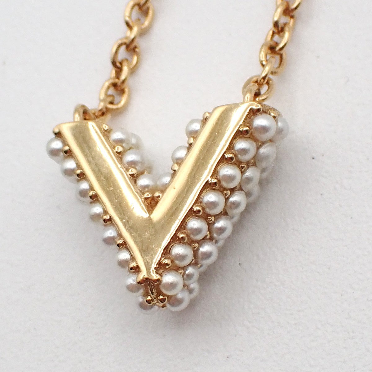 LOUIS VUITTON Collier Essential V Necklace Imitation Pearl Gold M68358 80MA242