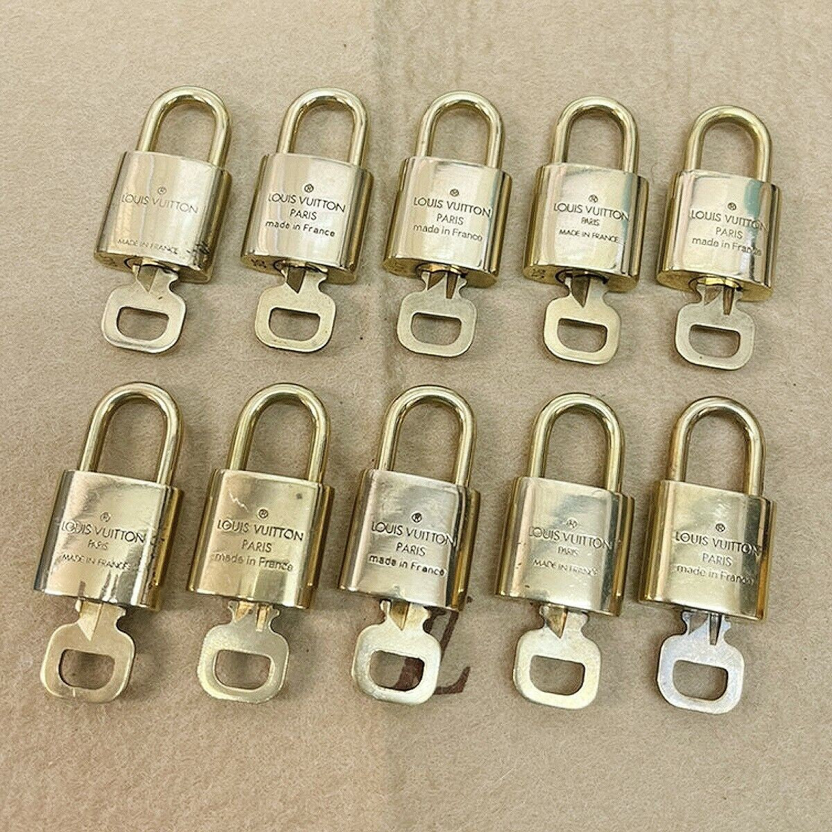 LOUIS VUITTON LV 10 SET PADLOCK KEY BAG CHARM CADENA GOLD PLATED FRANCE 35JF600