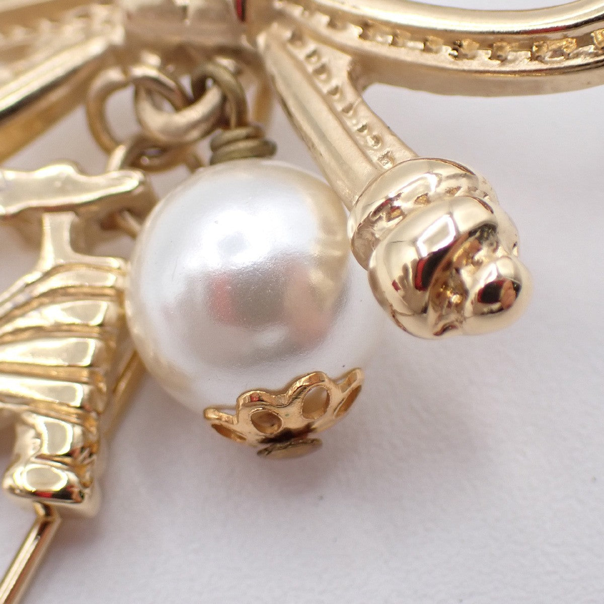 SALVATORE FERRAGAMO Logo Imitation Pearl Bow Shoes Charm Pin Brooch Gold 03KP067