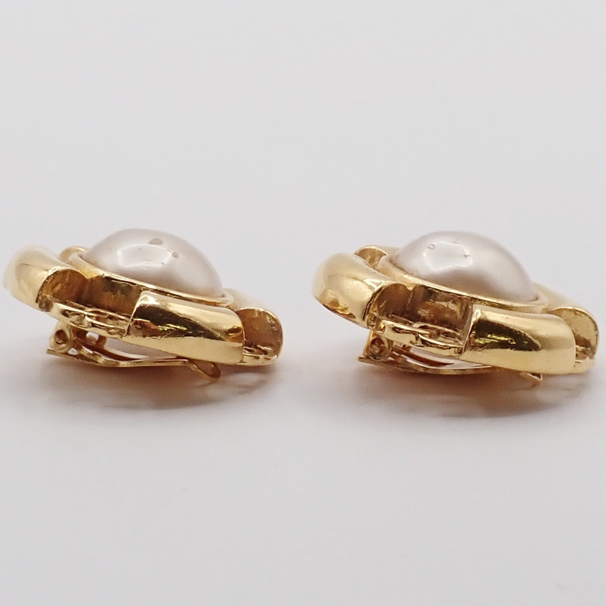 CHANEL CC Imitation Pearl Round Button Earrings Clip-On 93A GHW Vintage 30RF855