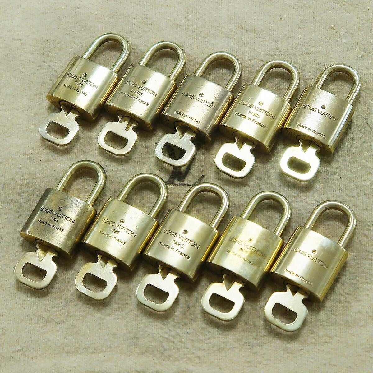 LOUIS VUITTON LV 10 SET PADLOCK KEY BAG CHARM CADENA GOLD PLATED FRANCE 65HA166