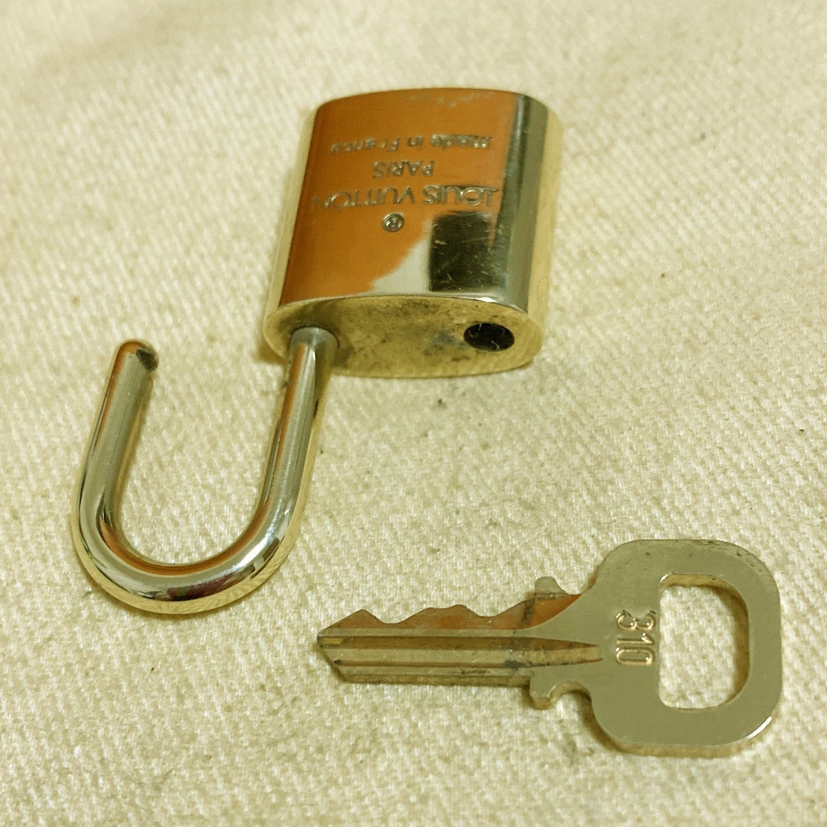 LOUIS VUITTON LV 10 SET PADLOCK KEY CHARM CADENA GOLD-PLATED FRANCE 37PDA256