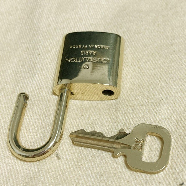 LOUIS VUITTON LV 10 SET PADLOCK KEY CHARM CADENA GOLD-PLATED FRANCE 38PDA286