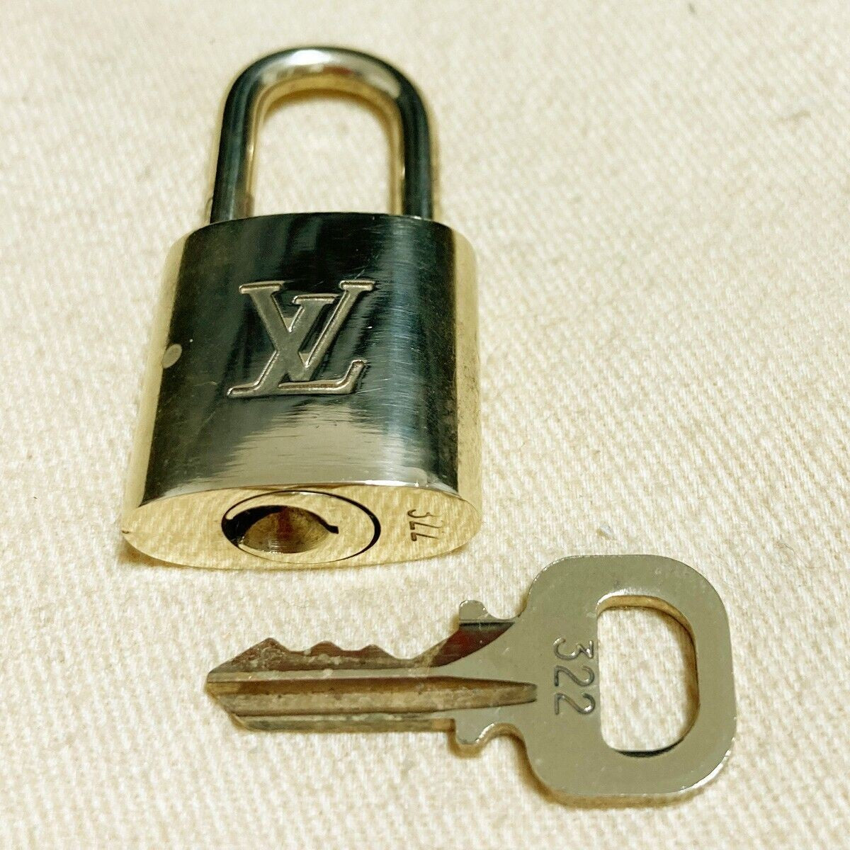 LOUIS VUITTON LV 10 SET PADLOCK KEY BAG CHARM CADENA GOLD PLATED FRANCE 37PDA091