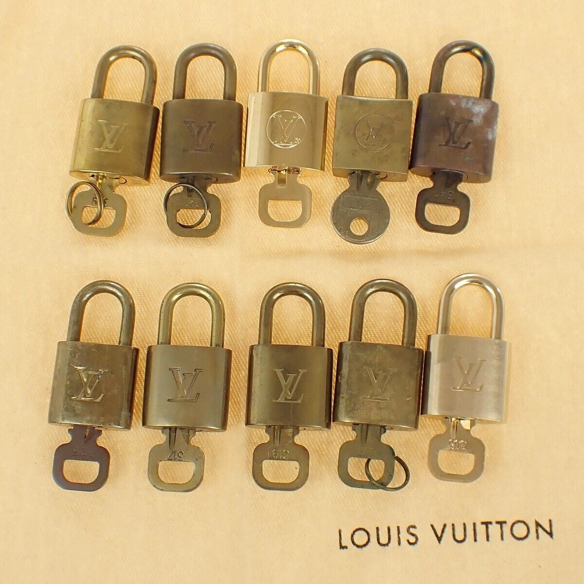 LOUIS VUITTON LV 10 SET PADLOCK KEY BAG CHARM CADENA GOLD PLATED FRANCE 37YE914